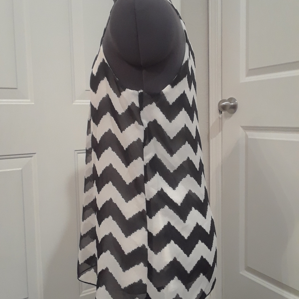 Chevron Black & White Flowy Top - Picture 5 of 7